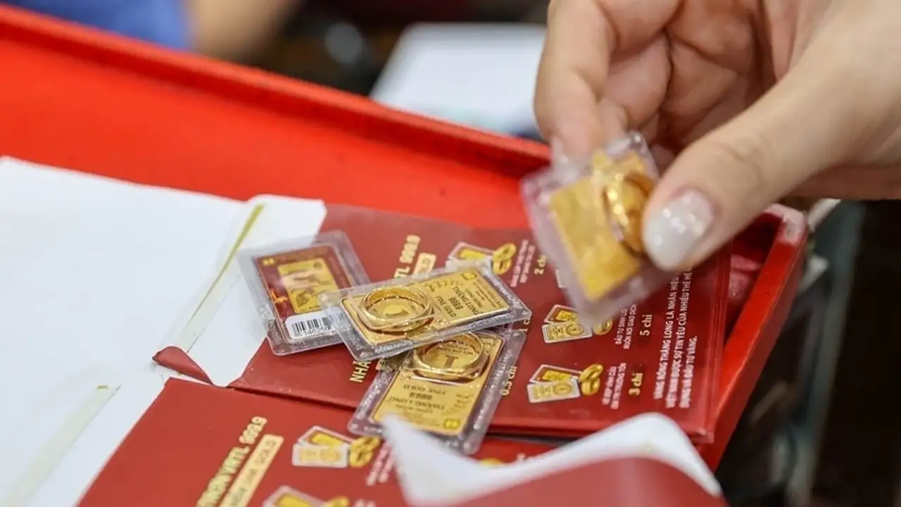 قفزة أسعار الذهب تتجاوز 1.2 مليون دونغ والمستثمرون يواجهون خسائر مالية متواصلة